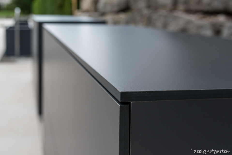 Outdoor organisation: the elegant outdoor sideboard